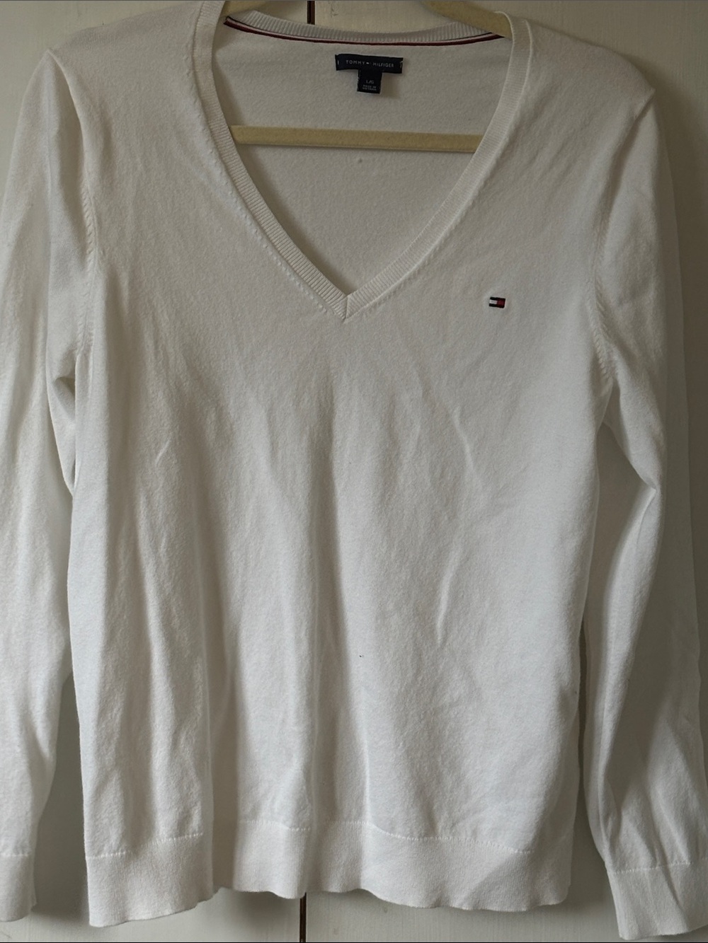 Tommy Hilfiger Women's Cream V-Neck Sweater with Flag Logo